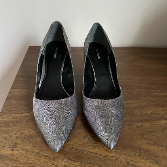 Silver and black pumps - Picture 2 of 4